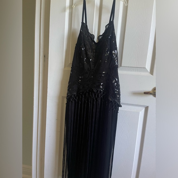 Beautiful sequin midi dress in black from Fashion Nova brand new with tags - Picture 5 of 6